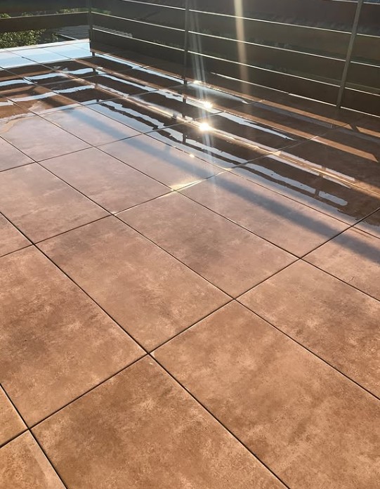Gründlich gereinigte Terrasse mit Natursteinbelag
